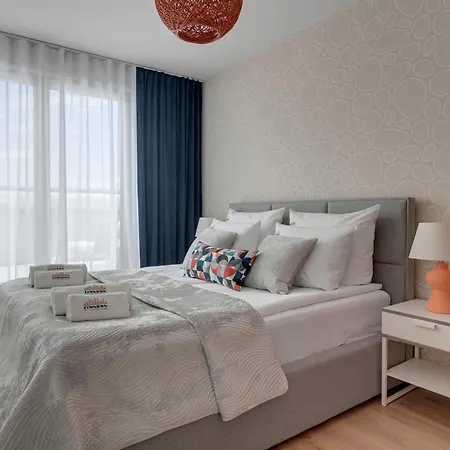 Aura Island Riverside & Parking By Downtown Apart Otel